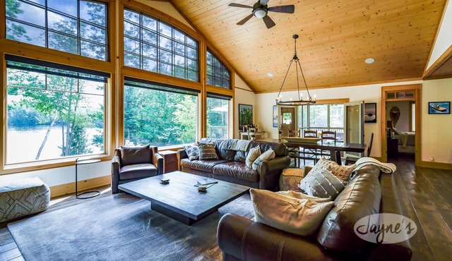 Live the Good Life on Lake Muskoka! 6 bdrm 5 bath Cottage +Boathouse! Sleeps 17!