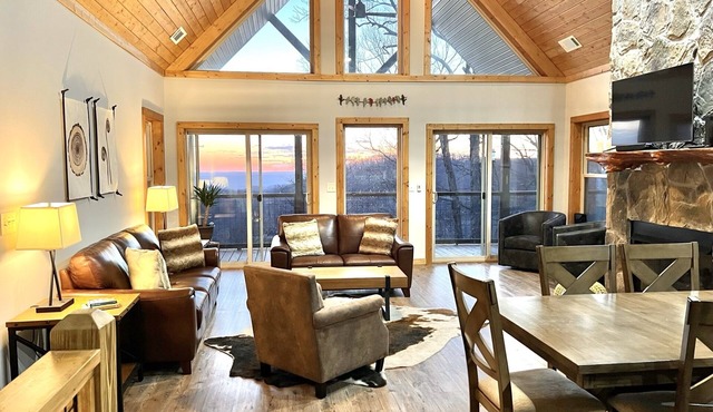 Live the High Life! Views, Hot Tub, Pup Friendly!