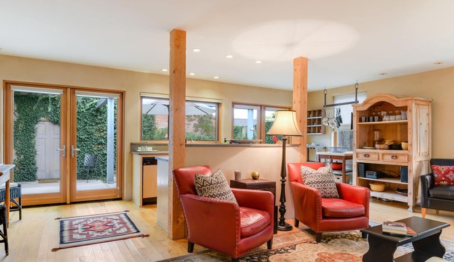 Live The Railyard Arts District In Style. Walk to restaurants and Plaza