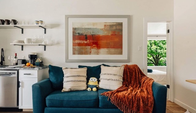 Live the SoCo Vibe ❤️ Modern Stay w/Local Art & Rain Shower