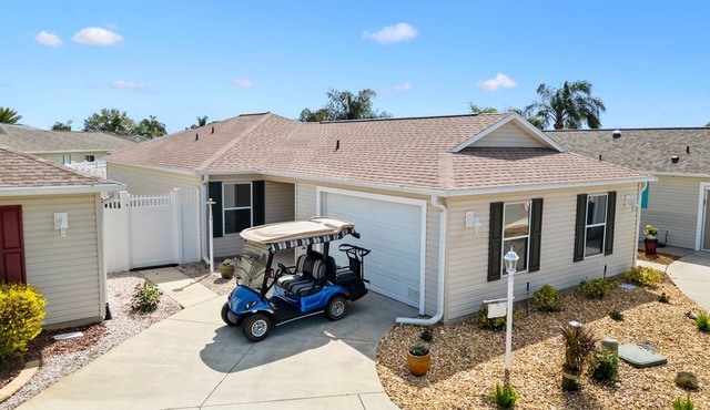 Live the Villages Life – 2BR, Golf Cart, Fenced Yard for Furry Friends