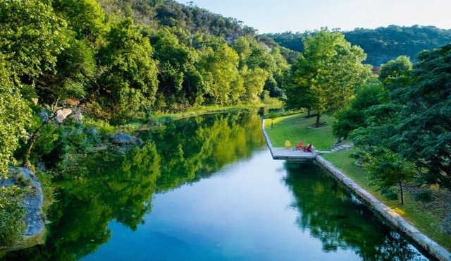 Live Water! A Spectacular Hill Country Family Retreat with waterfront privacy
