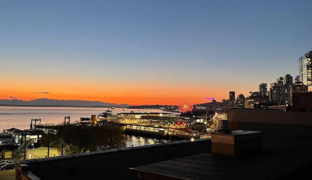 Live & Work! Best Views in Prime DT Fast Wi-fi