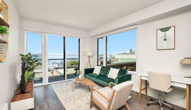 Live & Work! | Waterfront views + Prime DT | Fast Wi-fi
