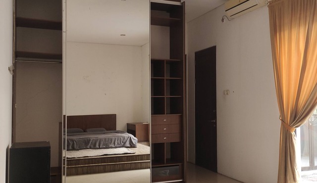 Lively 3-bedroom house 180m2 with WiFi, AC in georgeous Surabaya
