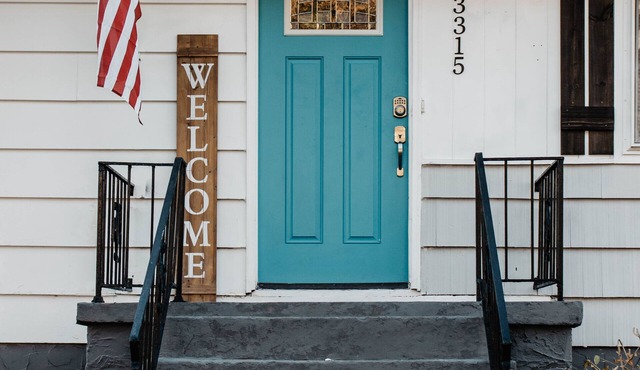 Lively 5 bd 2 1/2 bth pet friendly home minutes from downtown. GAME ROOM 🎱