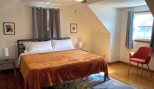 Lively Cottage 2 King Beds 4 Bed 2 Bath