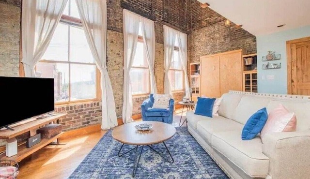Lively Downtown Loft~Pet Friendly~2 Queen Beds