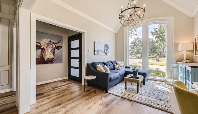 Lively Interior Oasis w/Big Yard- Fast- WIFI