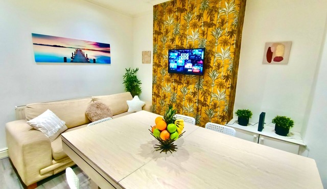 Liverpool 4-Bed Home Sleeps 18 Free Parking