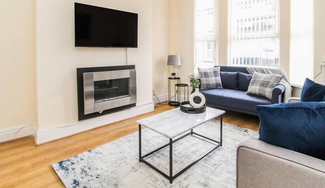 Liverpool City Centre House with Parking & Wifi