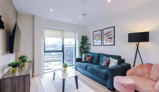 Liverpool City Centre 2BR Apartment with Parking