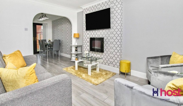 Liverpool Family Home | Parking | Near Hospital