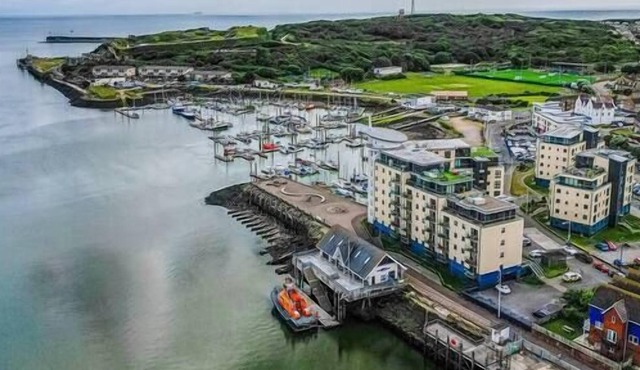 Livestay 2Bed 2Bath Harbourside Apt/Free Parking