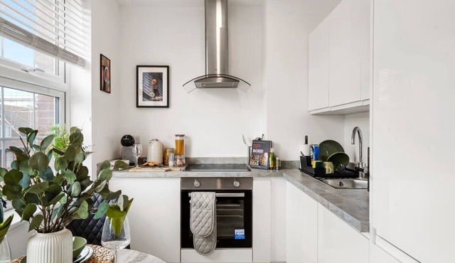 Livestay Modern Apartment in Burnt Oak London