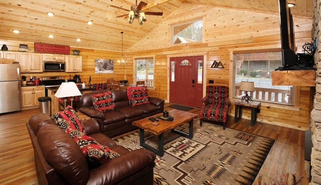 Livin' Good - Mountain Views & a Hot Tub