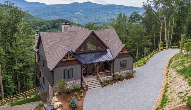 Livin' Lodge at Eagles Nest - Hot tub, Views, Pool table, Pet Friendly!