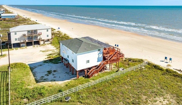 Livin' The Dream Beachfront & Center!