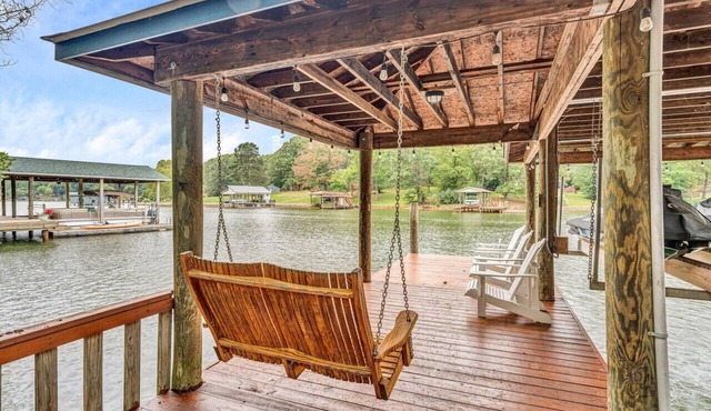 Livin the Lake Dream- Family- friendly- firepit, ping-pong, corn-hole & more.