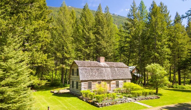 Living in the Past Log Home - Mins From Glacier!