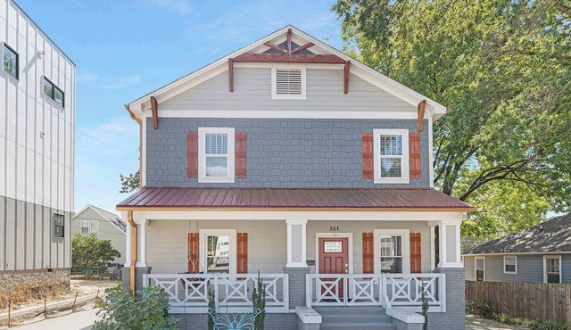 Living Large Uptown - stylish with open great room