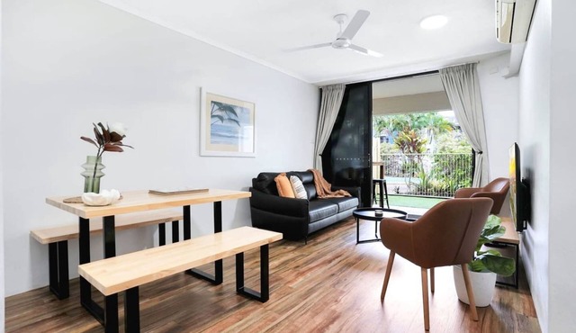 Living on Lake - Stylish Townhouse with Pool & Patio Near Esplanade