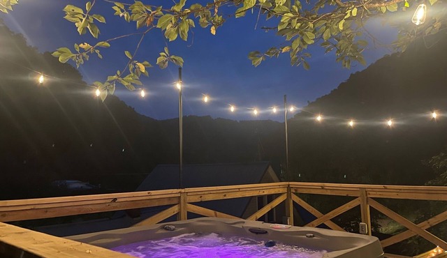 Living on the Edge! Charming 3-bedroom house with HOT TUB and King bed!