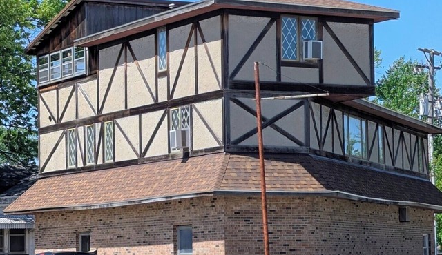 "Living on the Wedge" A 3-bedroom house in Lincoln on Historic Route 66.