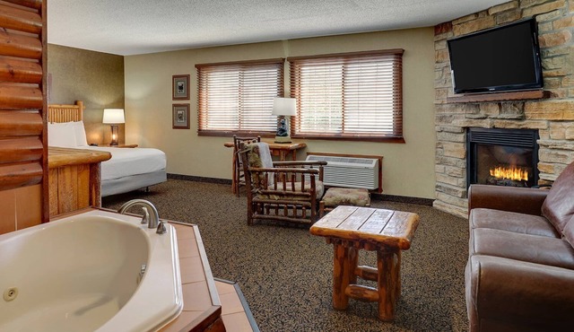 Living Room, Whirlpool, Theme Suite, Stoney Creek Galena | 2 Units
