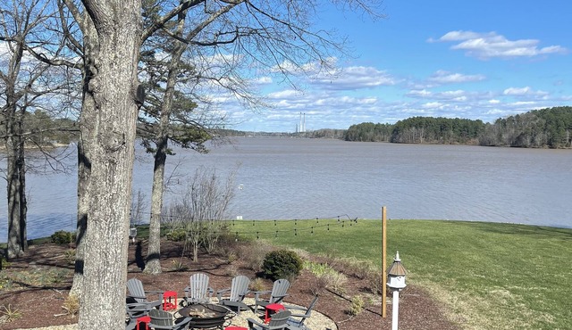 Living the Lake Life w/2 kitchens 6 bdrms