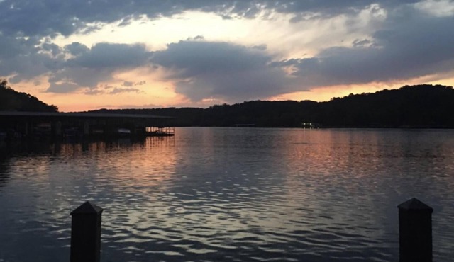 Living the LAKEFRONT Dream on Beaver Lake. Hot Tub!