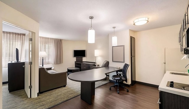 Living the Suite Life! Close to Virginia Air Space Center!