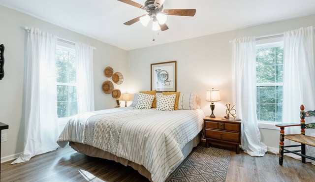 Living Water Retreats #3 - New Cozy Farmhouse Retreat 2 mi. to TIEC