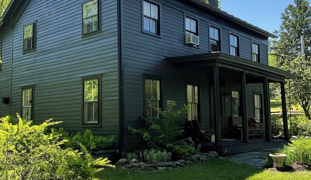 Livingston Farmhouse with hot tub and sauna