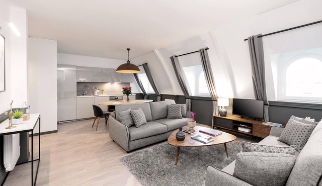 LivinParis | Luxury AC 2 Bedrooms Le Louvre - Sacré Cœur View