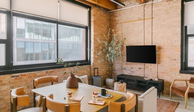 LIVN West Loop Chicago 2 BR City View