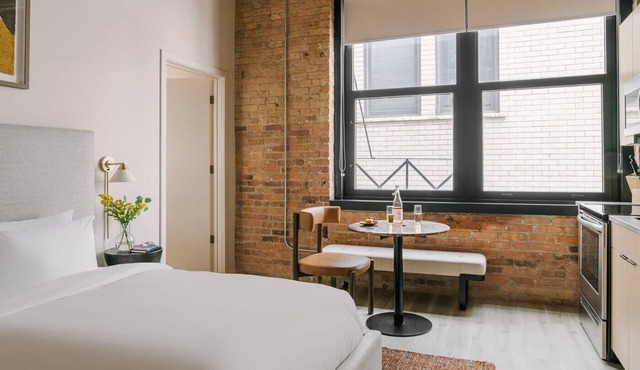 LIVN West Loop Chicago Classic Queen Studio