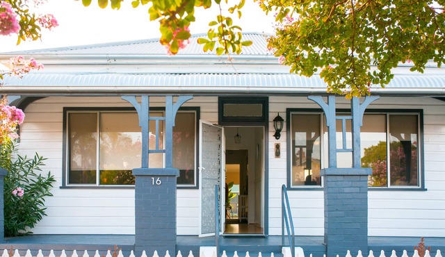 Livy Lou's Cottage - 3 bedrooms with modern cosy interior, PETS WELCOME!