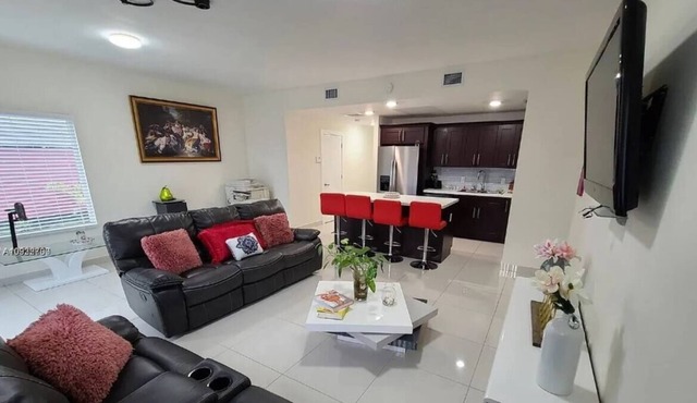 LixyLouis Full House Minutes From Miami Intl Airport