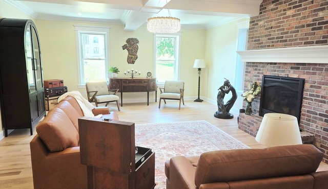 Lizzie's Lofts: Downtown, Family-Friendly, Spacious Mansion in Vibrant Decorah