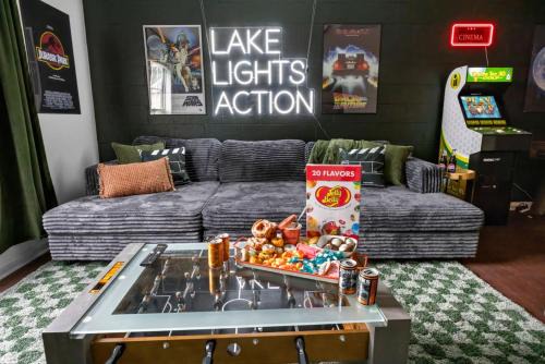 LKJ - Lakefront Home, Hot tub, Fire Pit, Games and Movie Room!