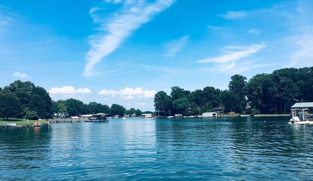 LKN Lakefront Escape - 5BR, Hot Tub, Fire Pit, Kayaks - Pets, Boat Options