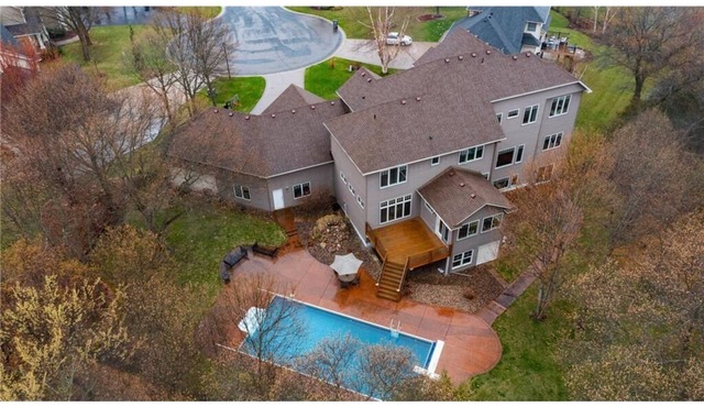 LL private access unit w/lux beds, pool table, theater room, Xbox/wifi.