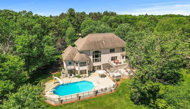 LL Unit w/Private Access in Luxurious Riverfront Vacation Home