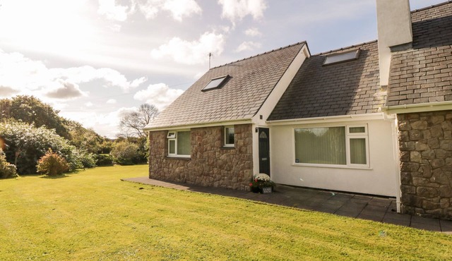 LLAIN BACH, family friendly, country holiday cottage in Llangefni