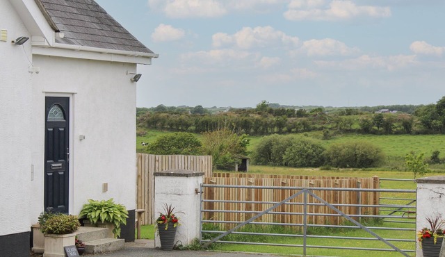 LLAIN MAI, pet friendly, country holiday cottage in Llangefni