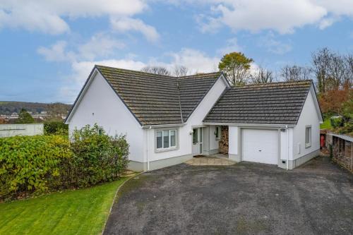 Llais Y Mor - spacious four bedroom holiday home close to beach