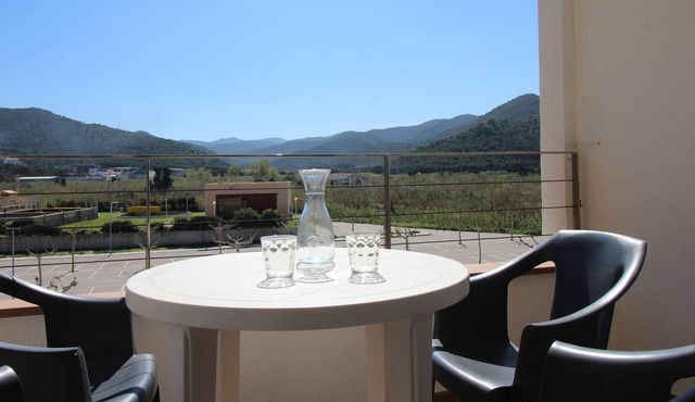 LLANÇÀ 8 MUNTANYA - Penthouse just 20 m. from the beach of La Ribera.