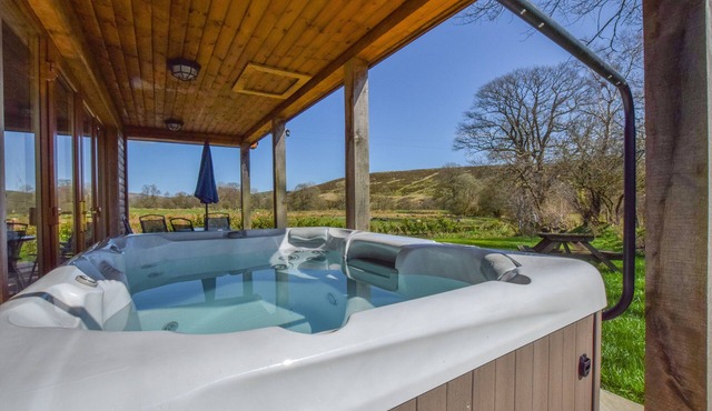 Llanddewi Retreat - Two Bedroom House, Sleeps 4