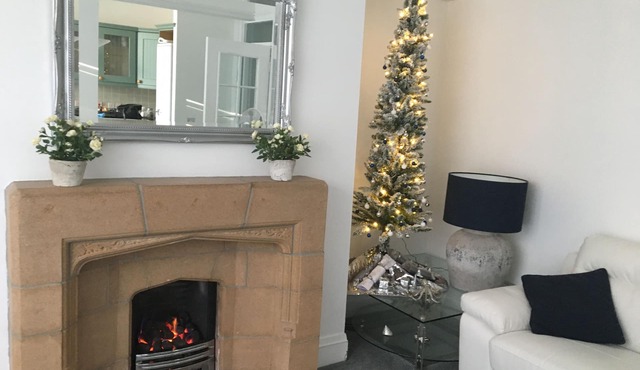 Llandudno by the Pier & Beaches - Great Location - Bright 2 - Bedroom Apt